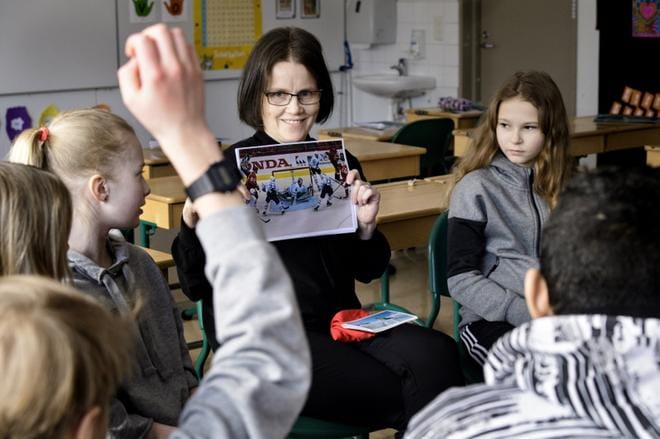 Ruotsin kieltä alettiin opettaa kerhomuodossa Itälän koulussa jo viime talvena opettaja Tiina Sundkvistin johdolla. Nyt ruotsi on valinnaisena kielenä jo ensimmäiseltä luokalta alkaen, ja enemmistö oppilaista on valinnut sen. ARKISTOKUVA: JUKKA LEHOJÄRVI