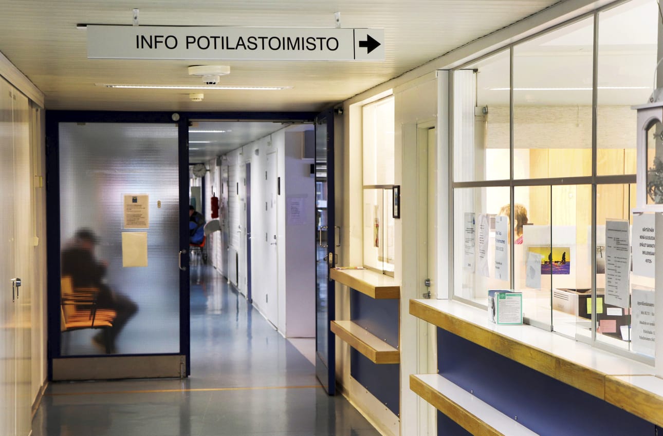 Pudasjärven terveysasemalle ei kannata mennä, jos epäilee koronavirustartuntaa. Oikea tapa selvittää tilannetta, on ottaa ensin puhelimella yhteyttä Oulun seudun yhteispäivystykseen.