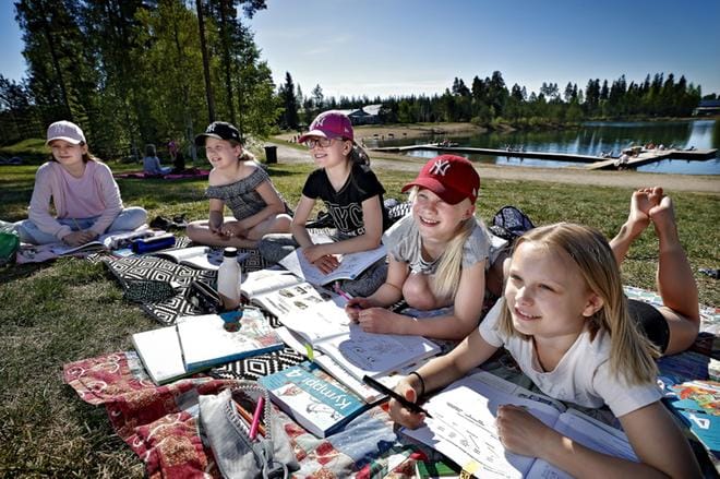 Nelosluokkalaiset Emilia Kujanpää, Riina Männistö, Miina Haavisto, Kukka Ylä-Pöntinen ja Inka Lahti Tanelinrannan koulusta tekevät päivän koulutehtäviä isossa ryhmässä. Keskittyminen onnistuu ulkonakin, on kaikkien mielipide. KUVAT: TOMI KOSONEN