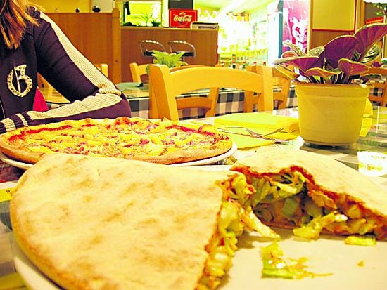 Rajakylän Pizzataxari on hyvän palvelun peruspitseria, josta ei kenenkään tarvitse lähteä nälkäisenä pois.