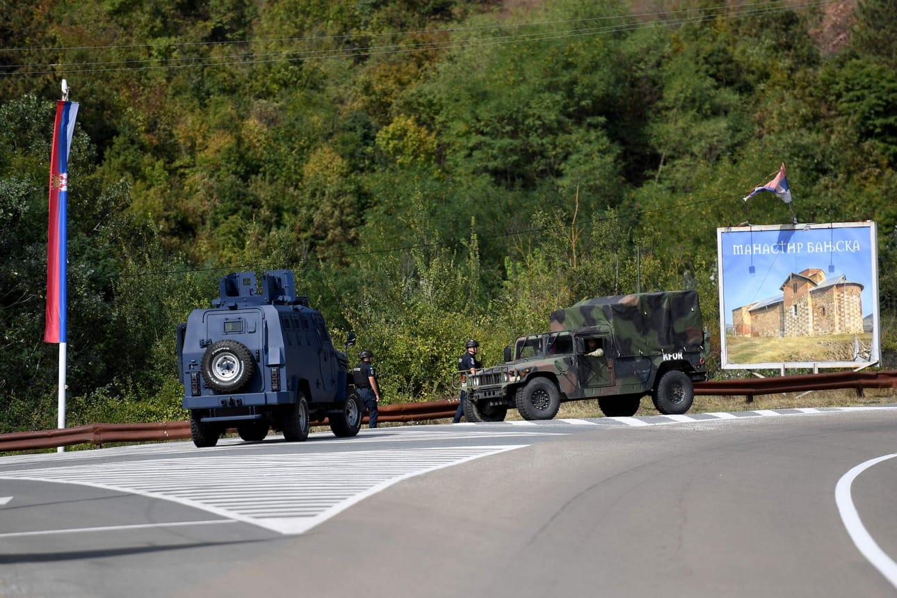 Kuvassa Naton johtamien kriisinhallintajoukkojen partio ja Banjskan kylän sisääntulolla partioiva Kosovon poliisi maan pohjoisosassa. LEHTIKUVA/AFP