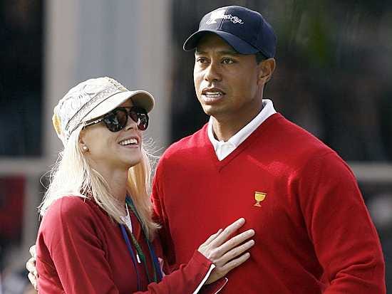 Tiger Woods ja Elin Nordegren sulassa sovussa golfturnauksessa San Franciscossa lokakuussa.