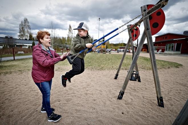Tuula Mikkonen kehuu järjestöjen toimintaa. Hän lähtee puolisonsa ja tyttärenpoikansa Onni Hirvilammin kanssa ”diabetesleirille”. KUVAT: TOMI KOSONEN
