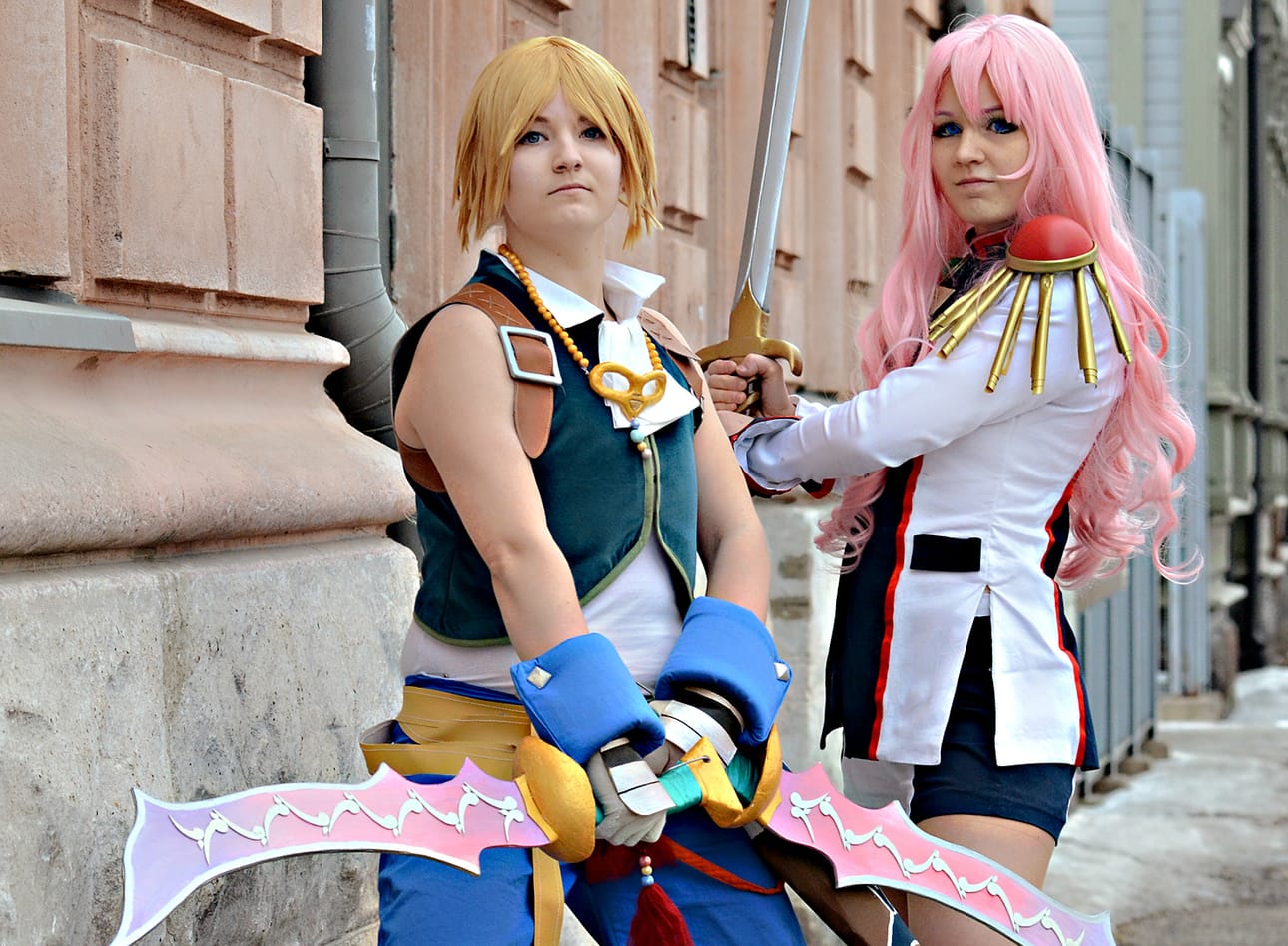 Oululaisen show-cosplay-yhdistys Operaatio Fredrikin aktiivit Riikka Hietala (vas.) ja Aino Peltokoski ovat mukana järjestämässä lauantaina Oulun Pohjankartanossa järjestettävää Chibicon-pukuilutapahtumaa. Aamuyhdeksästä iltakuuteen jatkuvassa tapahtumassa on muiden muassa japanilaista sarjakuvakulttuuria käsitteleviä luentoja, esityksiä sekä pukuilukisa.