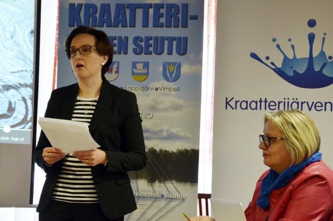 Elina Järvinen Kraatterijärven toimijat ry:stä korosti yhteistyön merkitystä matkailun kehittämisessä. Kuvassa oik. Aisaparin toiminnanjohtaja Mervi Niemi-Huhdanpää.