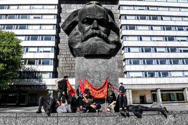 Vasemmistolaiset nuoret kokoontuivat vappupäivänä lepäämään "Päälle" eli Karl Marx -monumentille Chemnitzin teollisuuskaupungissa Saksassa. Seitsemän metriä korkea graniittiveistos on ukrainalaisen taiteilijan Lew Kerbelin käsialaa. Itäsaksalainen Chemnitz tunnettin vuosina 1953–1990 Karl-Marx-Stadtina. KUVA: FRANZ FISCHER
