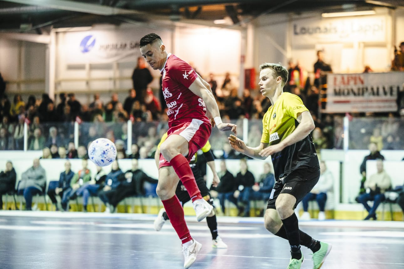 Enderson Suarez (vas.) laukoi FC Kemin maalin varsinaisella peliajalla. Tässä häntä haastaa Vieska Futsalin Olli Pöyliö.