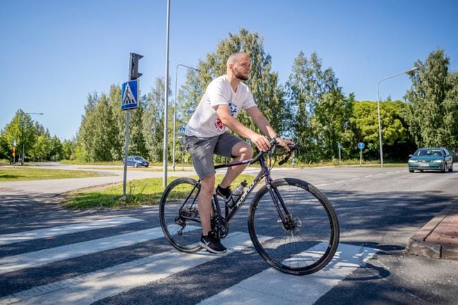 Jussi Teppo on pyöräillyt pikkupojasta alkaen. Kun hän kävi töissä Lapualla, taittui matka sinnekin polkupyörällä vähintään parina päivänä viikossa. Kuva: Elena Mikkilä