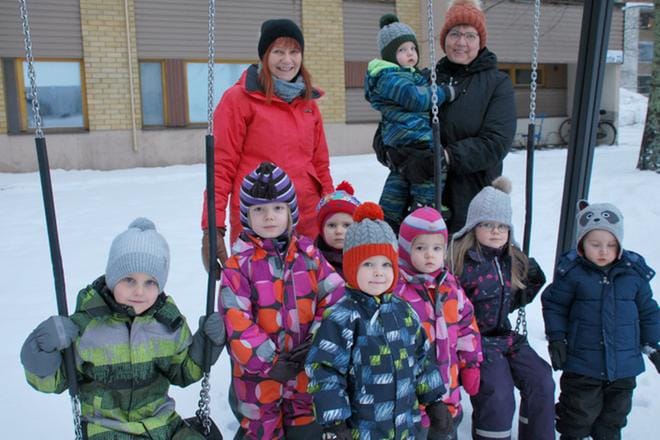 Tiistaina Maire Koskinen (vas.) teki tuurausta Tusan ryhmiksessä ulkoillen lasten ja vastaavan perhepäivähoitajan Riitta Saarisen kanssa. KUVA: EEVA-LIISA KULJU