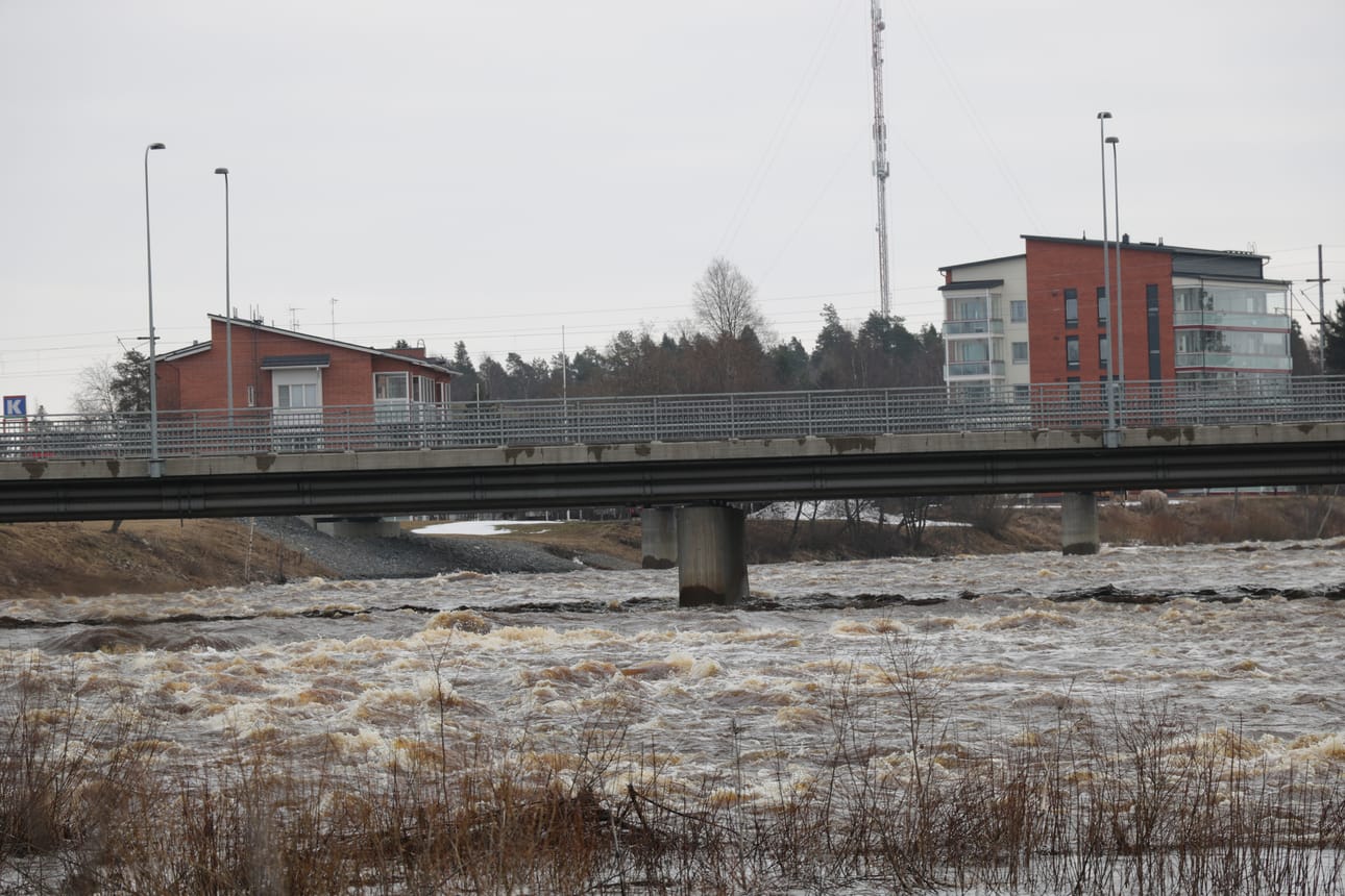 Oulaisten keskustassa jokivesi pääsee menemään vuolaasti eteenpäin. Kuva sunnuntaiaamulta.