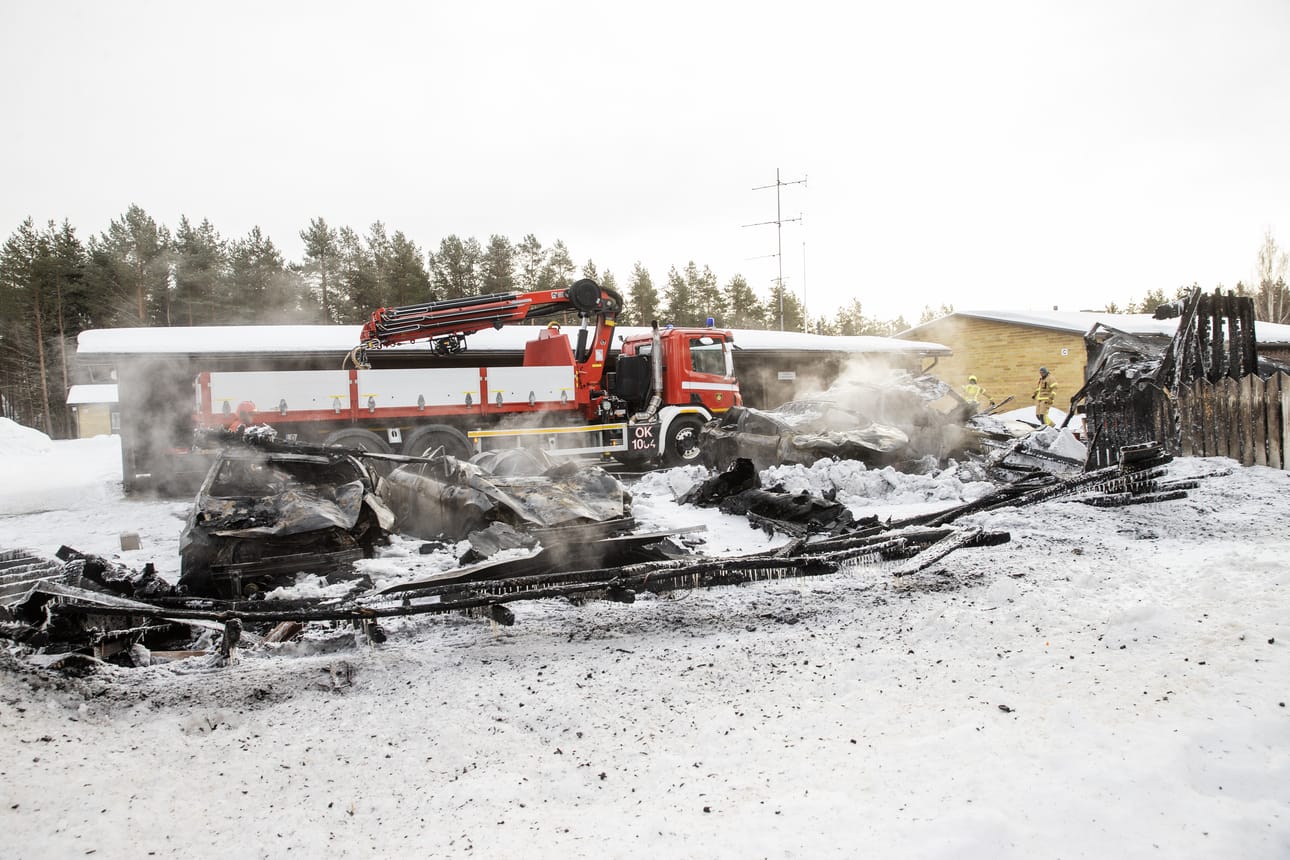 Neljä autoa tuhoutui Hönttämäessä rivitalon autokatoksessa syttyneessä tulipalossa torstaina.