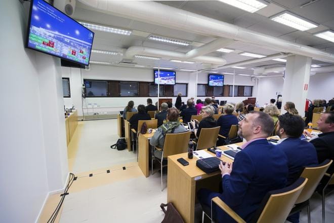 Valtuutetuilla oli käytössään näyttävää kokoustekniikkaa, mutta ihme kyllä äänentoisto niin puhujapöntöistä kuin mikrofoneista hiljeni kuulumattomiin alinomaa. KUVAT: JARNO PELLINEN