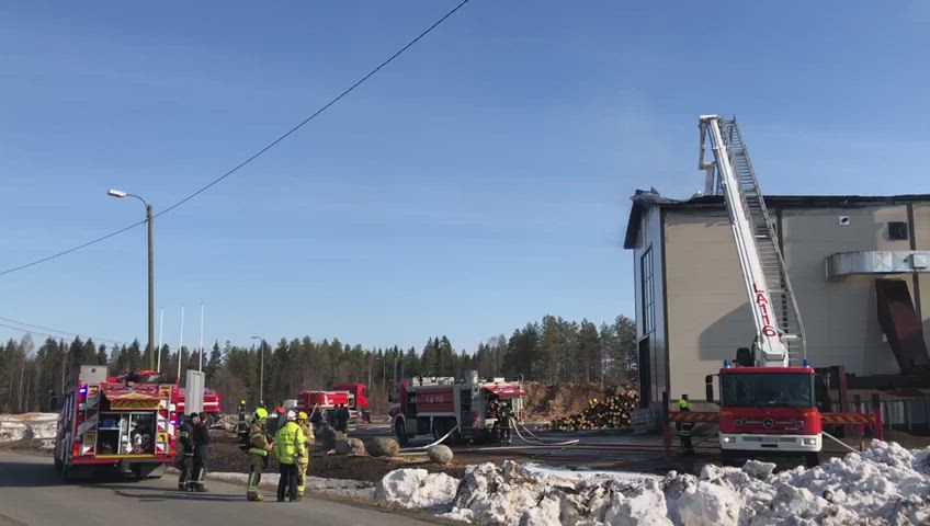 Lämpökeskuksen tulipaloa sammutetaan Tervolassa