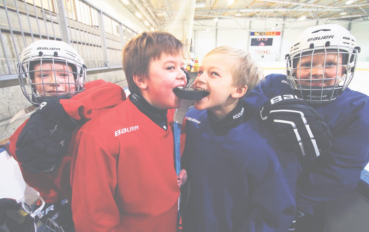Santtu Petänen (vasemmalla) ja Lauri Törmänen lupaavat pitää kiekosta kiinni myös kaukalossa. Samoin taustalla olevat Atte Toivonen ja Veeti Korkiakoski.