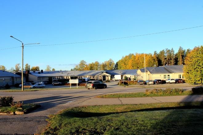 Isojoen kunnanhallitus päätti maanantaina, että kunta aloittaa neuvottelut Kirkonkylän keskustassa sijaitsevien sosiaali- ja terveysalan kiinteistöjen myymisestä. KUVA: MINNA ZILLIACUS