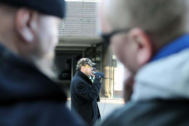 Suomen kansa ensin -puolueen puheenjohtaja Marco de Wit on hyväksynyt eurovaalien ehdokaslistalle kymmenen rikossyytteitä saanutta henkilöä.