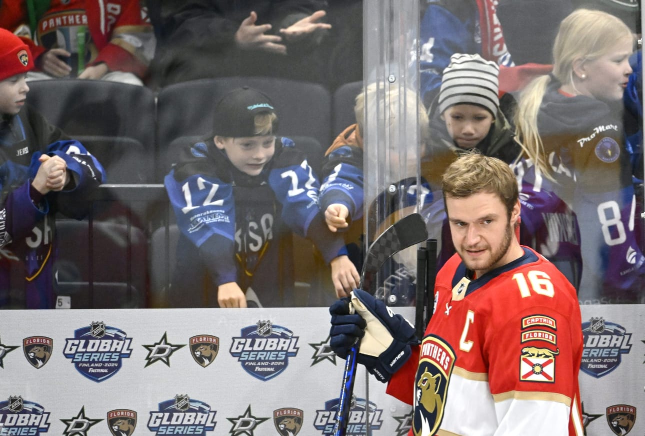 Leijonien kapteeniksi valittu keskushyökkääjä Aleksander Barkov on myös NHL-seura Florida Panthersin kapteeni. Arkistokuva. LEHTIKUVA / Heikki Saukkomaa