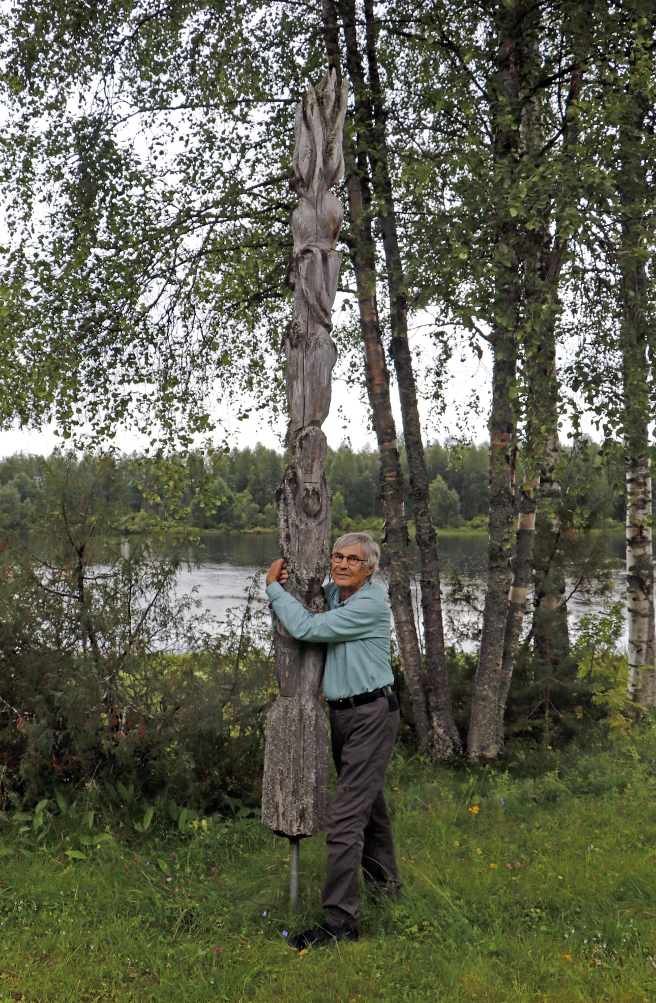 Eetenin pihalla seisova toteemi on yksi Räisäsen ensimmäisistä töistä. Veistoksessa kuvataan syleileviä rakastavaisia.