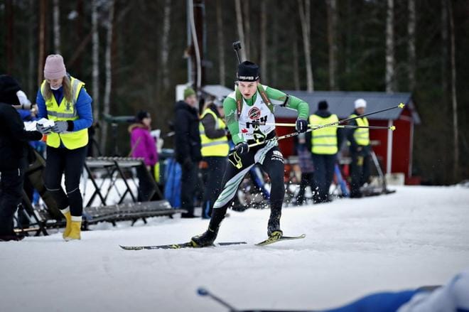 Kauhajoen Karhun Saku Kalliomäki voitti Seinäjoella käydyn ampumahiihdon pikakisan 22-vuotiaiden sarjassa. Hän mielii nuorten MM-kisoihin. Myös sileän nuorten SM-hiihdot kiinnostavat. KUVAT: TOMI KOSONEN