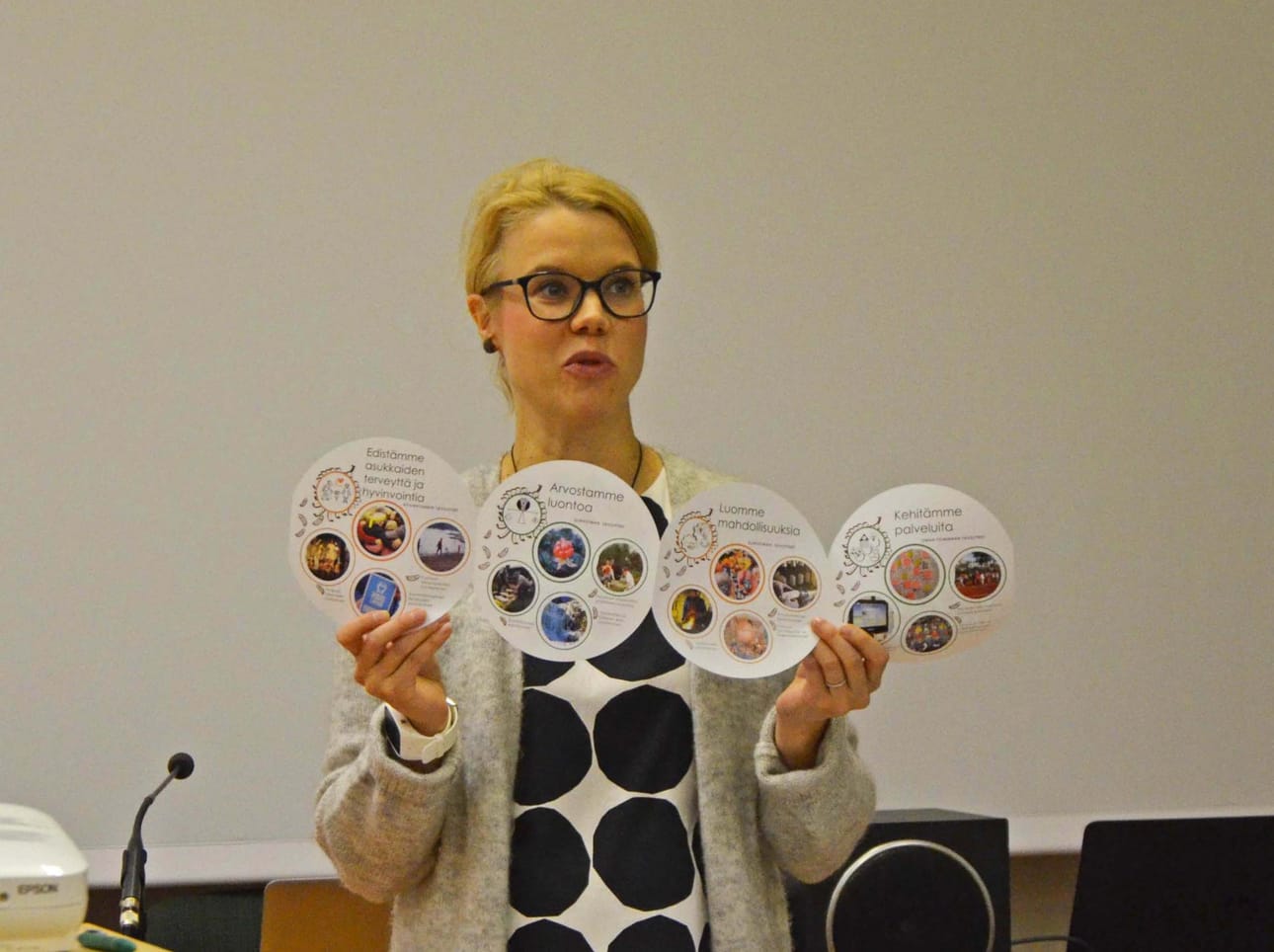 Posion kunnanjohtaja Heli Knutars esitteli uutta kuntastrategiaa.