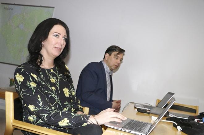 Sivistystoimenjohtaja Esa Kaunisto ja varhaiskasvatuspäällikkö Hanna Luoma-aho pitävät tärkeänä sitä, että kehitystyöhön pääsee mukaan koko henkilöstö ja asiakkaiden toiveet ovat tiedossa. KUVA: SARI HEINILÄ