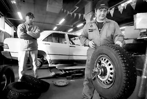 Nastat alle. Janne Kiiski seurasi, kun Jorma Kumpulainen vaihtoi mersun vanteille uudet talvirenkaat.