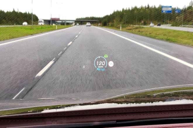 Näin sähköauto ladataan ilman sähköjohtoa.