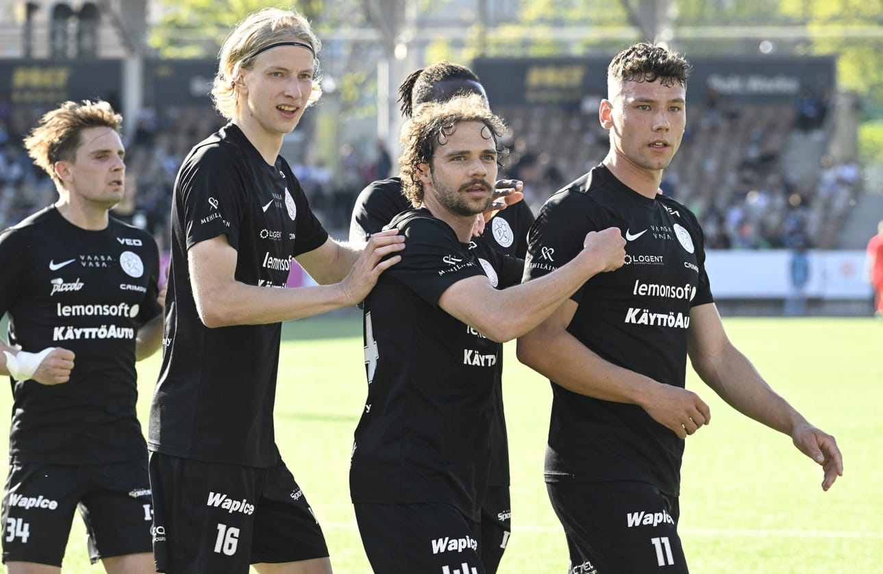 VPS:n Mads Borchers nousi liigan maalipörssin kärkeen kahdella rankkariosumallaan. Kuvassa myös Antti-Ville Räisänen, Teemu Hytönen ja Jevgeni Bashkirov. Arkistokuva.