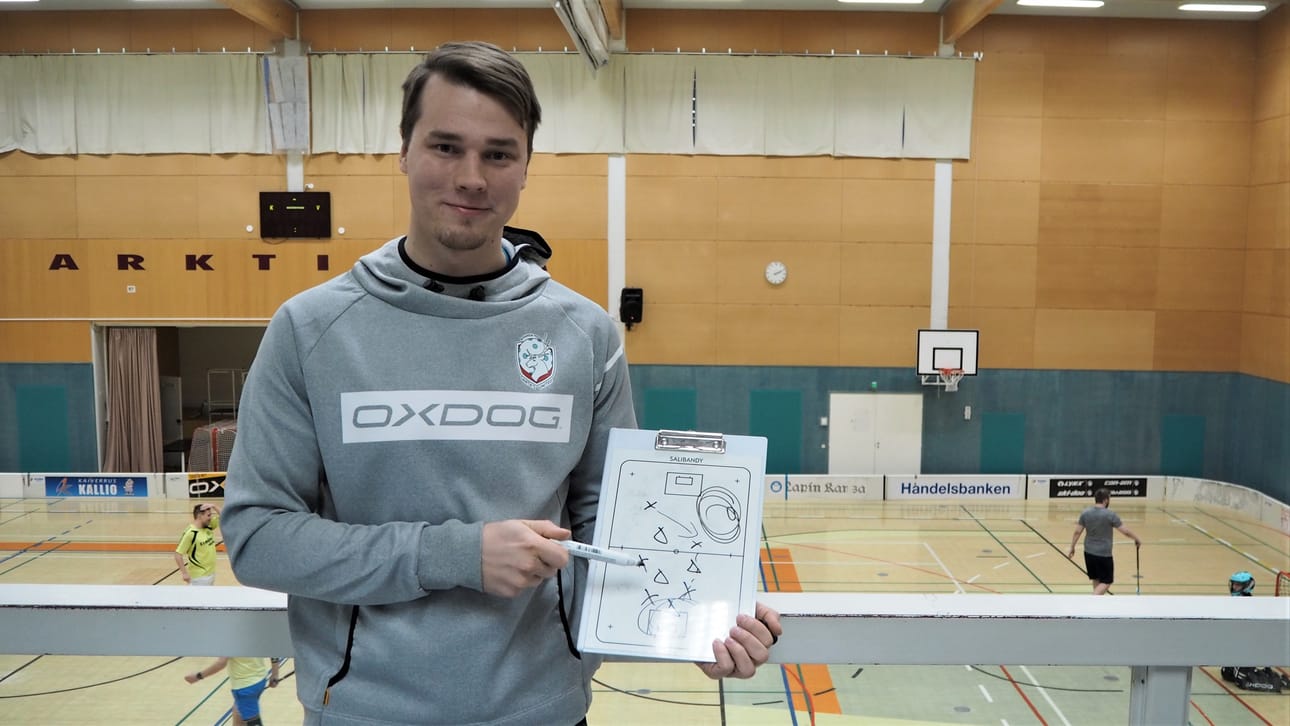 Rovaniemeläinen Aleksi Mustonen kokee saaneensa Sport Business Lapland -koulutuksesta konkreettisia työkaluja sekä työhönsä fysioterapeuttina, että pestiinsä Santa´s United -salibandyseuran valmennuspäällikkönä. Aiheet olivat monipuolisia ja ajankohtaisia, ja verkossa opiskelu helppoa ja näppärää. Kun opiskelee töiden ohella, on kätevää, kun luennot voi kuunnella myös jälkikäteen ja opintoja voi edistää omaan tahtiin stressaamatta liikaa.