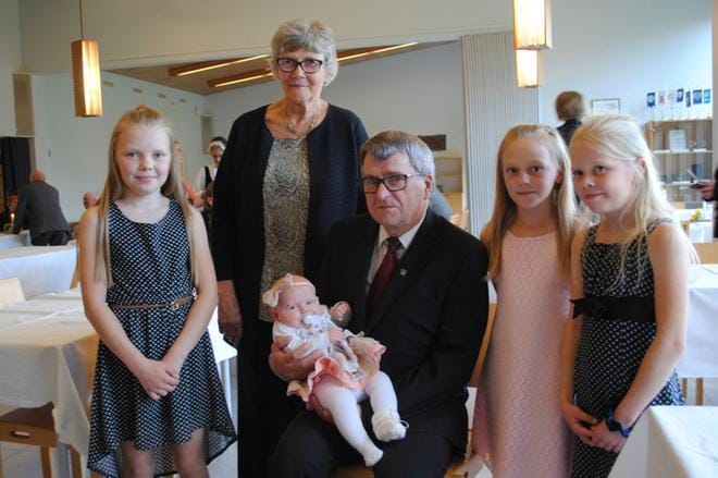Papan juhlassa oli mukana Jorma ja Irma Lamminmäen yhdeksästä lapsenlapsesta kolme vanhinta eli Emilia, Ronja ja Lotta sekä nuorimmainen Elea Lamminmäki. KUVA: EEVA-LIISA KULJU