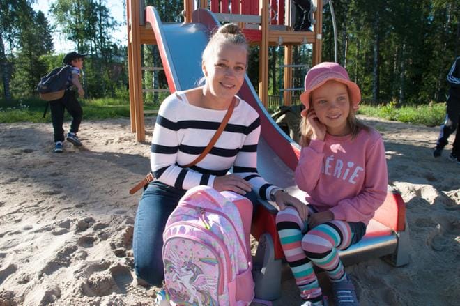 Syyskuussa seitsemän täyttävä Elsa Poti aloitti koulutiensä äitinsä Kaisa Potin saattamana. KUVAT:MINNA HIIRONEN