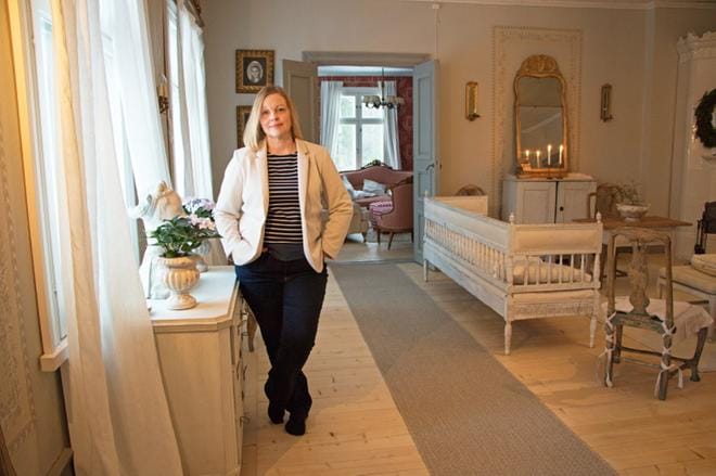 Anu Tieaho osti kesällä 2016 miehensä Villen kanssa Kauhajoen vanhan pappilan ja kunnosti sen perheelleen kodiksi. Kustavilaishenkinen sisustus on löytynyt antiikkiliikkeistä ja ystävien kautta. Vaikka tuore yrittäjyys pitää Anu Tieahon kiireisenä, talon korkeissa ja avarissa tiloissa huokuu rauha, jota perhe tuli etsimään Pohjanmaalta. KUVA: AUNE WARONEN