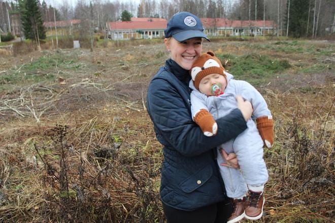 Krista Mäkelä iloitsee, että Eläinkuplan nimellä toteutuvan hallin työt ovat edenneet jo puunkaatovaiheeseen. Nyt seitsemän kuukauden ikäinen Lucas Peltola viihtynee hallilla niin koira- kuin hevosharrastusta seuraamassa. KUVA: REIJO HEIKKILÄ