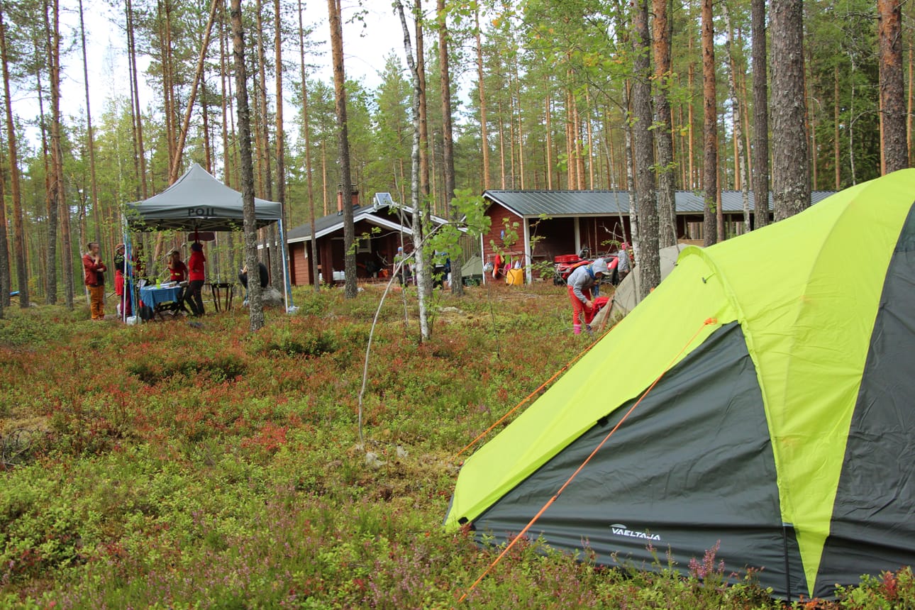 Teltta on saatu pystöön, joten yöpaikka on valmis.