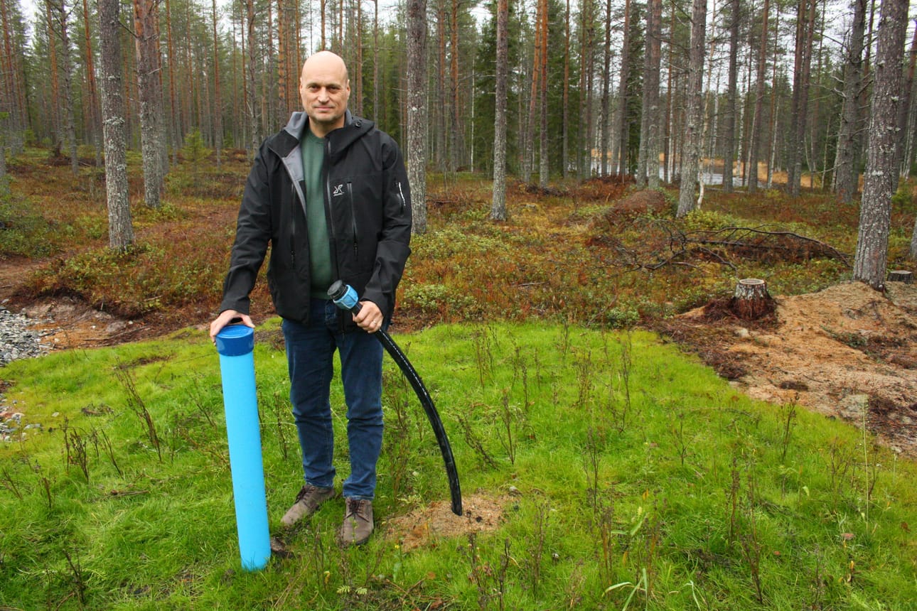 Taivalkoskella Hirsikankaan uudelle tonttialueelle on rakennettu vesi- ja viemäriverkosto. Teiden päällystys, katuvalot ja kaukolämpö tulevat vasta, kun on tarvetta, toteaa kunnan yhdyskuntatekniikan johtaja Juha Tasala. Oikealla virtaa Iijoki.