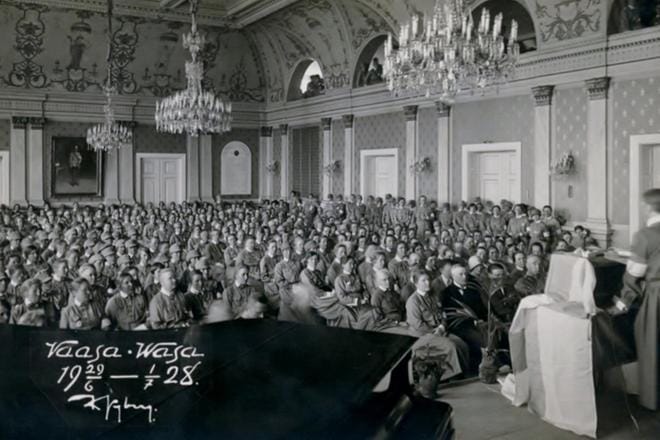 Lotta Svärd -järjestön valtakunnalliset Lottapäivät järjestettiin Vaasassa 1928. Ne keräsivät kaupungintalon juhlasalin täyteen lottia. Kuvat: Tapani Tikkalan kokoelma