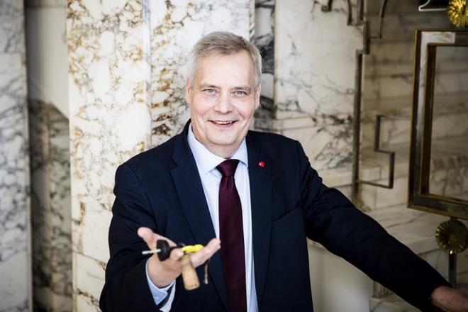 Sdp:n puheenjohtaja Antti Rinne valitsi purjeveneen avaimet, kun Lännen Media pyysi ottamaan mukaan itselle tärkeän esineen. KUVA: Joel Maisalmi