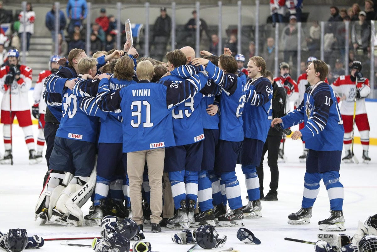 Pikkuleijonat pääsi juhlimaan pronssia. LEHTIKUVA / CHRISTIAN KOLBERT