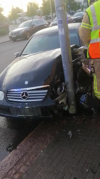 Auto törmäsi pylvääseen torinrannassa