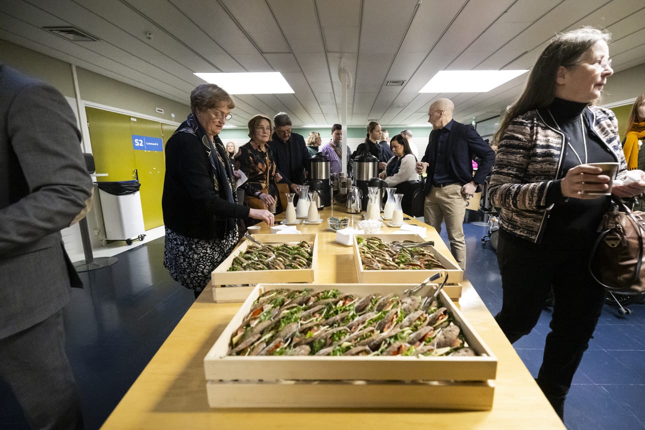 Pohteen aluevaltuutetut saivat aamupalaksi ruisleipää ja kahvia. SDP:n aluevaltuutettu Pirjo Sirviö (vas.) ja keskustan Annu Haho nappaivat purtavaa.