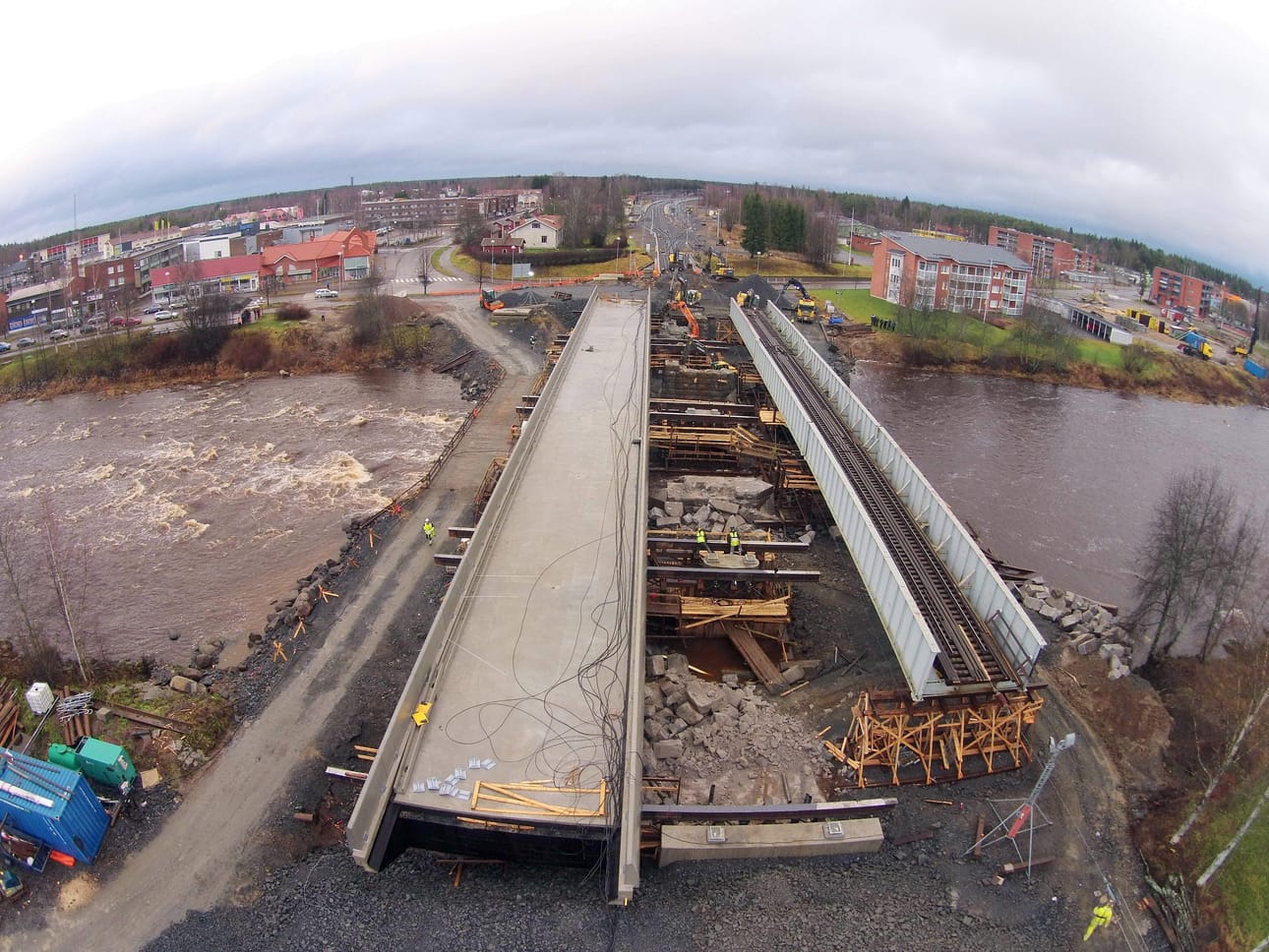 Uusittu silta kulkee Pyhäjoen yli Oulaisissa.