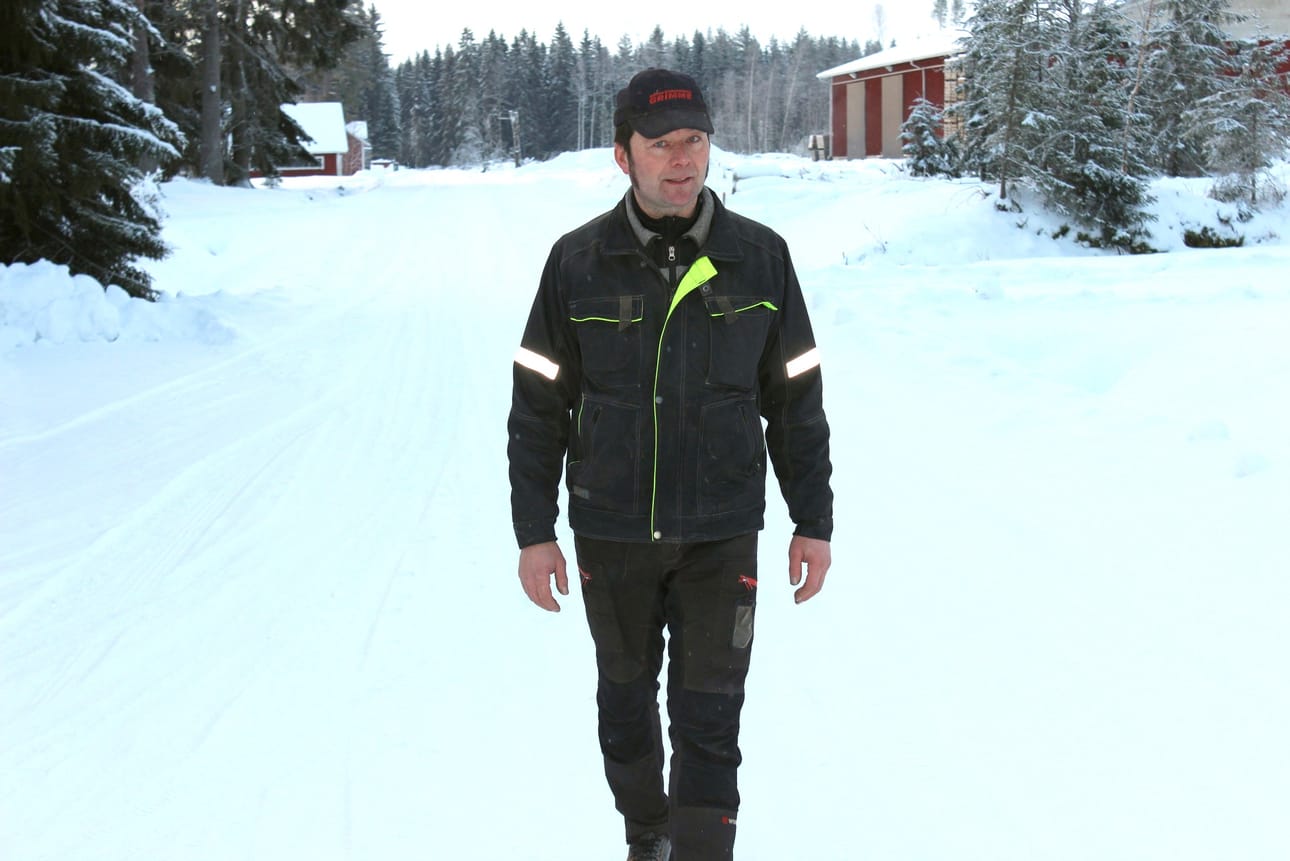 Maatalousyrittäjä Veli-Matti Koskela on ikänsä asunut ja työskennellyt huonokuntoisen Isokorventien varrella. Vihdoin tie kunnostetaan.