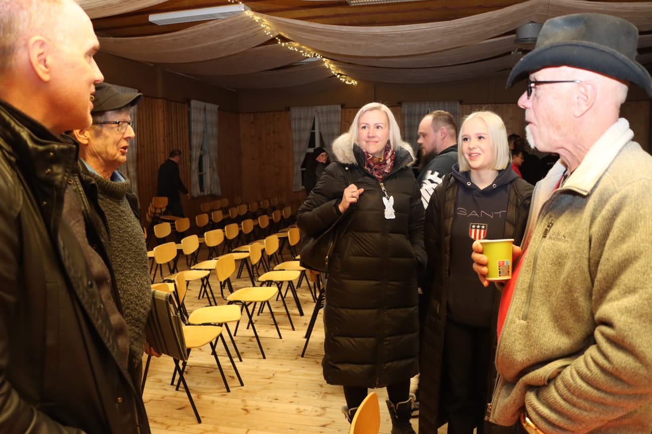 Maarit Hietaharju-Nisonen (keskellä), Verla Hietaharju ja Matti Latva-Panttila (toinen vasemmalta) ottivat tilaisuudessa puheenvuorot.