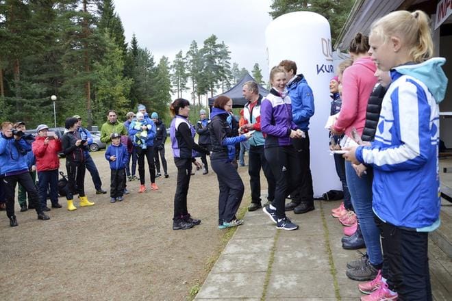 Kurikan naisten joukkueella oli hymy herkässä palkintojenjaossa. Palkinnot ykkössijastaan he saivat Juhani Latvalta ja Niko Savinaiselta. KUVA: JAANA ALA-LAHTI