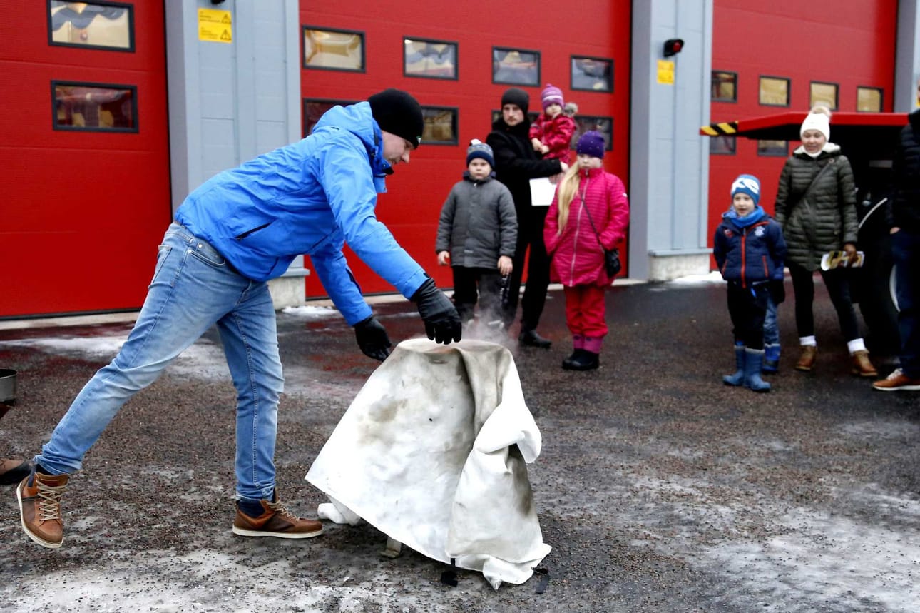 Sammutuspeitteen käyttöä oli mahdollisuus harjoitella tapahtumassa myös käytännössä. Tärkeintä on suojata itsensä ja antaa peiton olla palavan esineen päällä mahdollisimman kauan.
