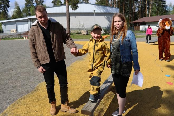 Milo Hernesmaa hyppeli puomin päästä päähän äitinsä Jonna Hernesmaan ja Jussi Laulajan tukemana. KUVAT: EEVA-LIISA KULJU
