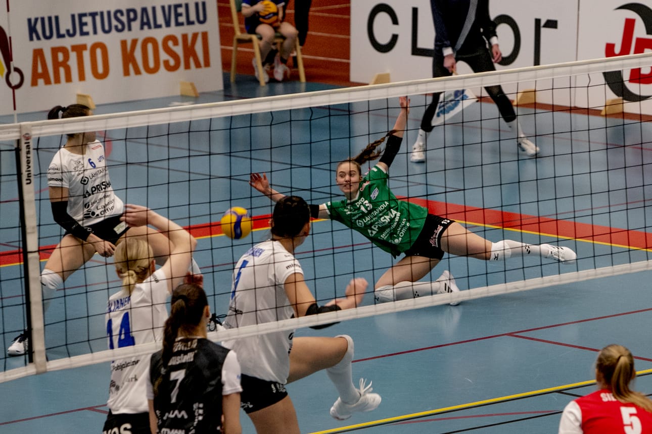 JymyVolleyn libero Laura Penttilän kova yritys kenttäpuolustuksessa ei riittänyt siivittämään joukkuetta erävoittoon.