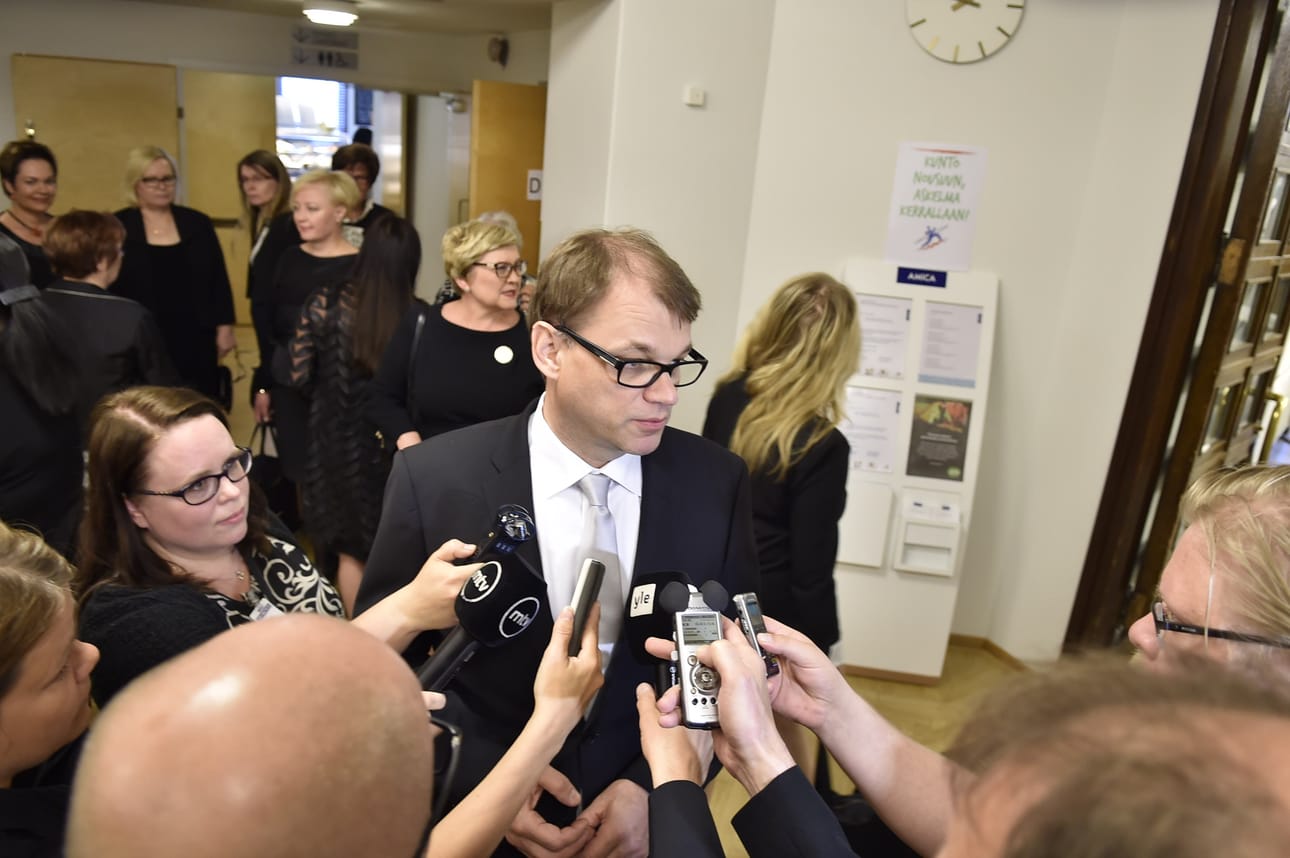 Pääministeri Juha Sipilä toivottaa neuvottelijoille sisua, jotta kilpailukykysopimus saadaan väännettyä maaliin.
