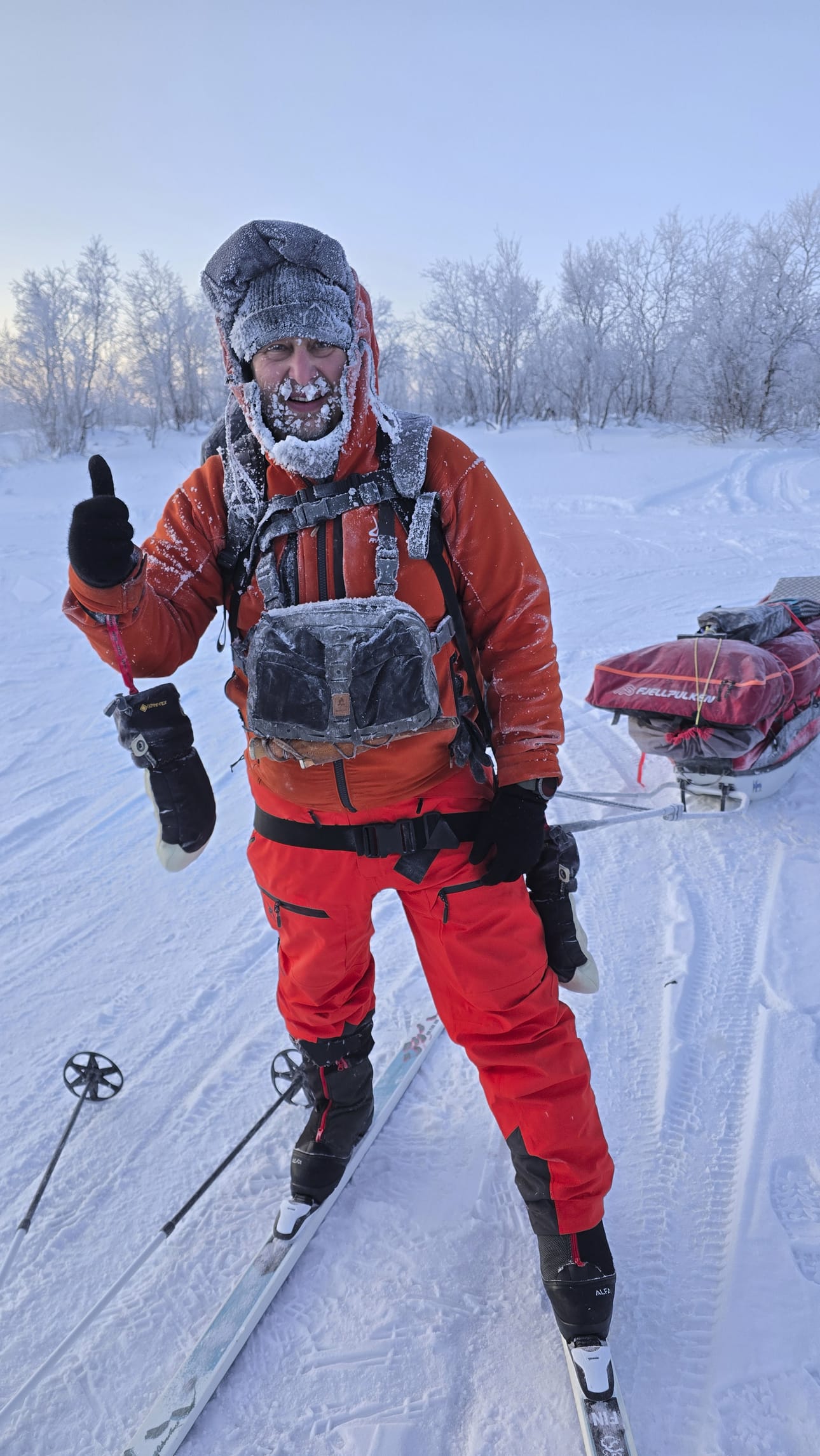 Yli kolmenkymmenen asteen pakkanen kuurasi miehet omilla koristeillaan. Kuvassa Marko Pyhältö Näkkälän kylän pysäköintipaikalla.