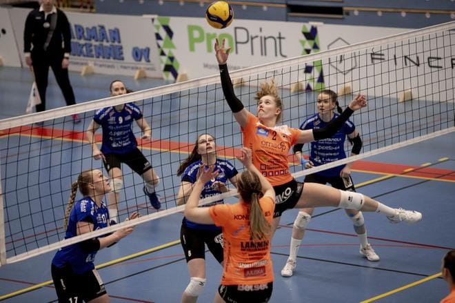 Hämeenlinnan Lentopallokerhon Jenna Ylivainio johti passarina joukkueensa peliä mallikkaasti.